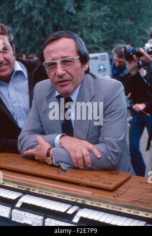 Der ZDF Nachrichtensprecher Karlheinz Rudolph, Deutschland 1970er Jahre. TV news presenter Karlheinz Ruidolph of Zweites Deutsches Fernsehen, Germany 1970s. 24x36DiaV11 Stock Photo