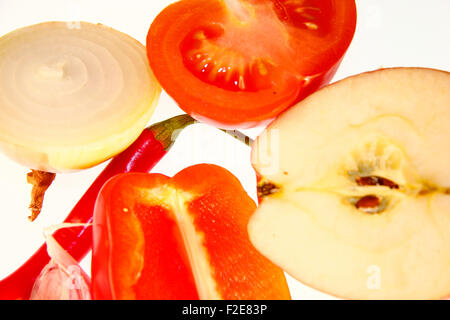 Obst/ Gemuese: rote Chillyschote, Tomaten, Knoblauch, Mandarinen, Zwiebel - Symbolbild Nahrungsmittel . Stock Photo