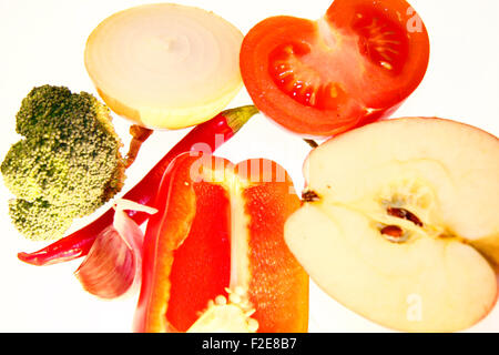 Obst/ Gemuese: rote Chillyschote, Tomaten, Knoblauch, Mandarinen, Zwiebel - Symbolbild Nahrungsmittel. Stock Photo