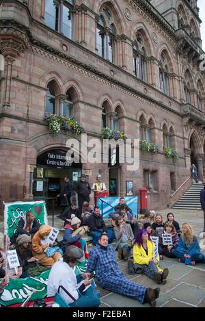 Chester, UK. 17th September, 2015. Left-wing comedian Mark Thomas was in Chester today (Thursday) at a city centre ‘loiterers' event' aimed at protesting against a proposed measure criticised for criminalising rough sleepers. Mark is trying to highlightin a plan to fine homeless people £100 if they lie down or sleep in any public space within a designated zone. This fine can also apply to buskers and people who feed birds. Credit:  Brian Hickey/Alamy Live News Stock Photo