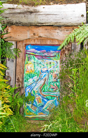 ABRIACHAN TRAIL OR WALK ABOVE LOCH NESS ENTRANCE TO THE HIDDEN WHISKY STILL WITH COLOURFUL PAINTED DOOR Stock Photo