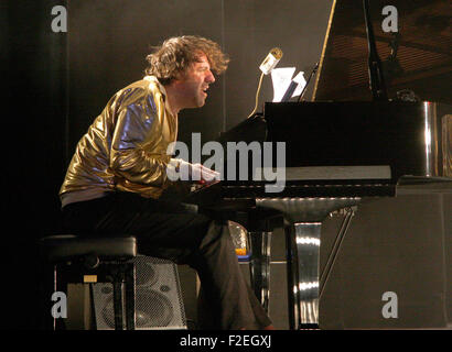 Chilly gonzales in concert hi-res stock photography and images - Alamy