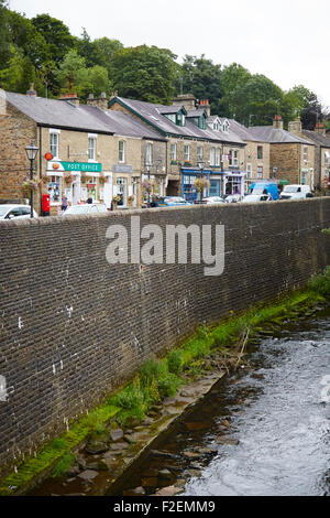 Marple Bridge in Stockport Cheshire, Town Street a local Post office at the heart of this pictures village   Busy independent tr Stock Photo