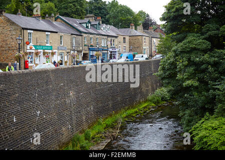 Marple Bridge in Stockport Cheshire, Town Street a local Post office at the heart of this pictures village   Busy independent tr Stock Photo