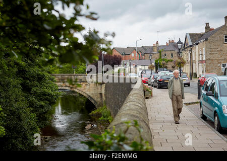 Marple Bridge in Stockport Cheshire, Town Street a local Post office at the heart of this pictures village   Busy independent tr Stock Photo