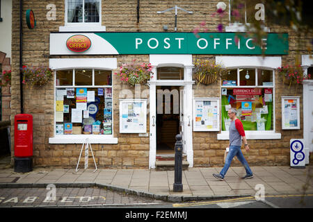 Marple Bridge in Stockport Cheshire, Town Street a local Post office at the heart of this pictures village   Busy independent tr Stock Photo