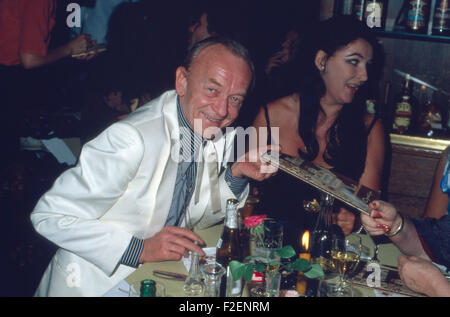 Der deutsche Schauspieler Hannes Messemer mit seiner Ehefrau Susanne Korda, Deutschland 1980er Jahre. German actor Hannes Messemer with his wife Susanne Korda, Germany 1980s. 24x36DiaV62 Stock Photo