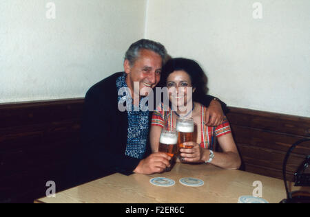 Der bayerische Volksschauspieler und Sänger Maxl Graf mit Sängerin Lydia Huber, Deutschland 1980er Jahre. Bavarian actor and singer Maxl Graf with singer Lydia Huber, Germany 1980s. 24x36Dia158 Stock Photo