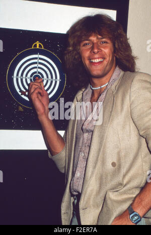 Der deutsche Schlagersänger, Schauspieler und Moderator Benny Schnier beim Dart, Deutschland 1980er Jahre. German schlager singer, actor and TV presenter Benny Schnier playing darts, Germany 1980s. 24x36Dia162 Stock Photo