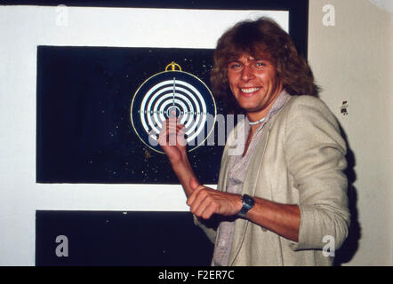 Der deutsche Schlagersänger, Schauspieler und Moderator Benny Schnier beim Dart, Deutschland 1980er Jahre. German schlager singer, actor and TV presenter Benny Schnier playing darts, Germany 1980s. 24x36Dia162 Stock Photo