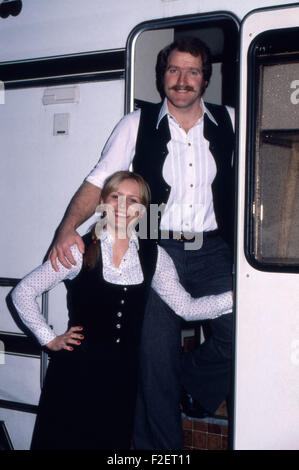 Der deutsche Schauspieler und Regisseur Bernd Helfrich mit Ehefrau Mona Freiberg, Deutschland 1980er Jahre. German actor and director Bernd Helfrich with his wife Mona Freiberg, Germany 1980s. 24x36Dia181 Stock Photo