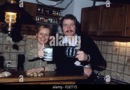 Der deutsche Schauspieler und Regisseur Bernd Helfrich mit Ehefrau Mona Freiberg, Deutschland 1980er Jahre. German actor and director Bernd Helfrich with his wife Mona Freiberg, Germany 1980s. 24x36Dia182 Stock Photo