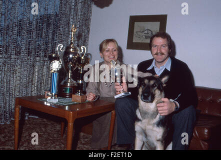 Der deutsche Schauspieler und Regisseur Bernd Helfrich mit Ehefrau Mona Freiberg, Deutschland 1980er Jahre. German actor and director Bernd Helfrich with his wife Mona Freiberg, Germany 1980s. 24x36Dia184 Stock Photo