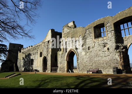Ruins of Newark Castle in Newark-upon-Trent, England. The castle was built by the Bishop of Lincoln in 1123. Stock Photo