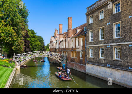 Cambridge, punting. River Cam from Silver St Bridge looking towards Mathematical Bridge with Queen's College on right, The Backs, Cambridge, UK