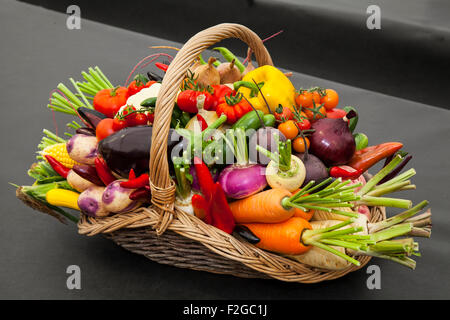 Harrogate, Yorkshire, UK. 18th Sept, 2015. Harrogate Annual Autumn Flower Show, attractions include the giant vegetable competition, and is ranked as one of Britain's top three gardening events.  A Wicker basket, fresh food, fruit, healthy, vegetable, organic, green, vegetarian, raw, diet of ripe greens on show. Stock Photo