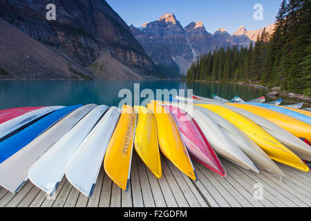 Colourful canoes at Moraine Lake in the Valley of the Ten Peaks, Banff National Park, Alberta, Canada Stock Photo