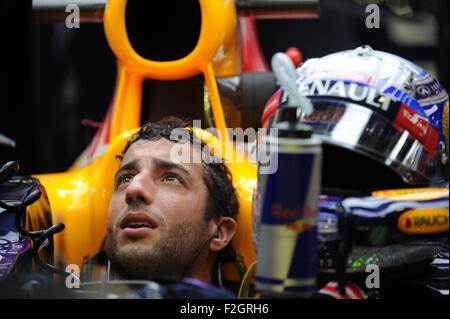 Singapore. 18th Sep, 2015. Team Infiniti Red Bull driver Daniel Ricciardo prepares to drive in the second practice during F1 Singapore Grand Prix Night Race in Singapore's Marina Bay Street Circuit, Sept. 18, 2015. © Then Chih Wey/Xinhua/Alamy Live News Stock Photo