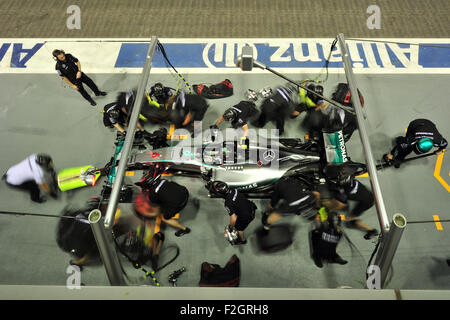 Singapore. 18th Sep, 2015. Team Mercedes AMG Petronas driver Nico Rosberg gets his tires changed in the second practice during F1 Singapore Grand Prix Night Race in Singapore's Marina Bay Street Circuit, Sept. 18, 2015. © Then Chih Wey/Xinhua/Alamy Live News Stock Photo
