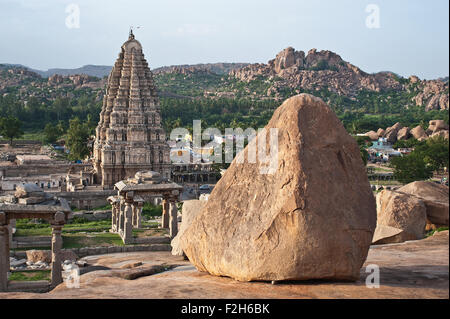 Monolith + Virupaksha temple ( India) Stock Photo