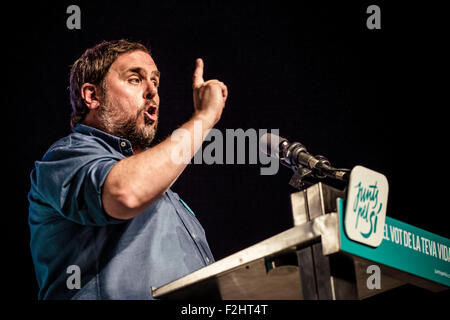 L'Hospitalet, Spain. September 19th, 2015: ORIOL JUNQUERAS, president of the ERC party and number 5 of the pro-independence cross-party electoral list 'Junts pel Si' (Together for the yes) delivers a lively speech during the platforms central campaign act in L'Hospitalet de Llobregat. Credit:  matthi/Alamy Live News Stock Photo
