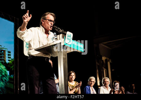 L'Hospitalet, Spain. September 19th, 2015: ARTUR MAS, president of the Catalan government and number 4 of the pro-independence cross-party electoral list 'Junts pel Si' (Together for the yes) delivers a lively speech during the platforms central campaign act in L'Hospitalet de Llobregat. Credit:  matthi/Alamy Live News Stock Photo