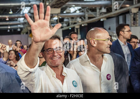 L'Hospitalet De Llobregat, Catalonia, Spain. 19th September, 2015. ARTUR MAS and RAUL ROMEVA, number 4 and 1 of the pro-independence cross-party electoral list 'Junts pel Si' (Together for the yes) arrive to a speech during the platforms central campaign act in L'Hospitalet de Llobregat. Credit:  Matthias Oesterle/ZUMA Wire/Alamy Live News Stock Photo