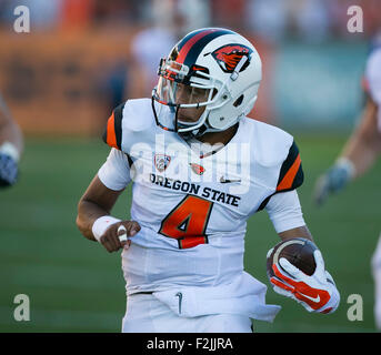 September 19, 2015: Oregon State Beavers quarterback Seth Collins (4) in action during the NCAA Football game between the Oregon State Beavers and the San Jose State Spartans at Reser Stadium in Corvallis, OR. Oregon State leads San Jose State 35-21 in the 4th quarter. Damon Tarver/Cal Sport Media Stock Photo