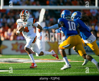 September 19, 2015: Oregon State Beavers quarterback Seth Collins (4) in action during the NCAA Football game between the Oregon State Beavers and the San Jose State Spartans at Reser Stadium in Corvallis, OR. Oregon State leads San Jose State 35-21 in the 4th quarter. Damon Tarver/Cal Sport Media Stock Photo
