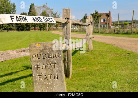 Boughton Monchelsea village, Maidstone, Kent, UK. Public footpath notice at the entrance to a farm Stock Photo