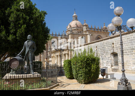 Monument of Gonzales Byass front of the cathedral La Colegiata in Jerez de la Frontera, Cadiz, Andalusia, Spain Stock Photo