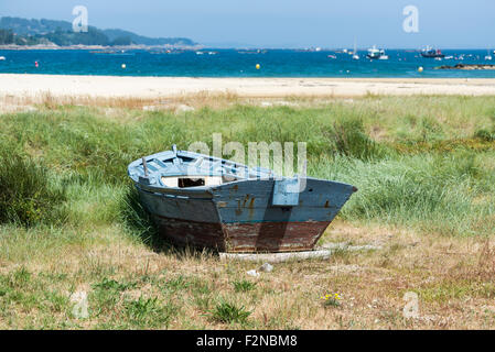 Fishing boat beached on the sand. Photo taken in Aldan, Cangas de Morrazo, Vigo estuary, Pontevedra, Spain Stock Photo