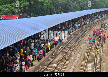 Dhaka, Bangladesh. 22nd September, 2015. Bangladeshi passengers waiting for a train, as they head to their homes to celebrate Eid-Ul-Adha in Dhaka. Hundreds of thousands of people working in Dhaka plan to leave for their home towns to celebrate with their family the upcoming Eid-Ul-Adha. Credit:  Mamunur Rashid/Alamy Live News Stock Photo