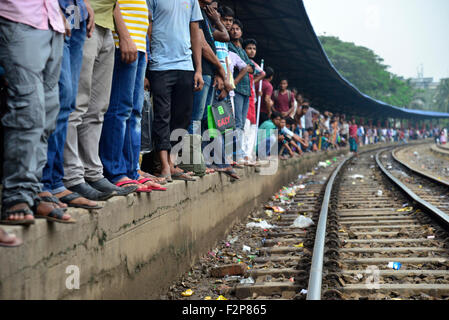 Dhaka, Bangladesh. 22nd September, 2015. Bangladeshi passengers waiting for a train, as they head to their homes to celebrate Eid-Ul-Adha in Dhaka. Hundreds of thousands of people working in Dhaka plan to leave for their home towns to celebrate with their family the upcoming Eid-Ul-Adha. Credit:  Mamunur Rashid/Alamy Live News Stock Photo