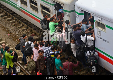 Dhaka, Bangladesh. 22nd September, 2015. Bangladeshi Muslims make space for themselves on the roof of an overcrowded train to head home ahead of Eid-Ul-Adha as others wait at a railway station in Dhaka. On September 22, 2015 Throngs of people making their way home to join families for the upcoming Eid-Ul-Adha festival began filling up Dhaka's trains. Millions of Bangladeshis are expected to travel home to celebrate the festival. Credit:  Mamunur Rashid/Alamy Live News Stock Photo