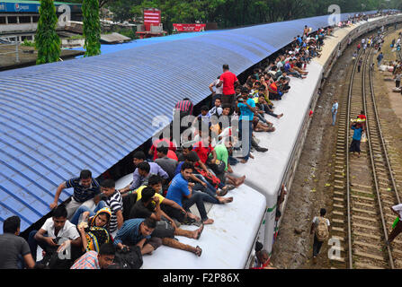 Dhaka, Bangladesh. 22nd September, 2015. Bangladeshi Muslims make space for themselves on the roof of an overcrowded train to head home ahead of Eid-Ul-Adha as others wait at a railway station in Dhaka. On September 22, 2015 Throngs of people making their way home to join families for the upcoming Eid-Ul-Adha festival began filling up Dhaka's trains. Millions of Bangladeshis are expected to travel home to celebrate the festival. Credit:  Mamunur Rashid/Alamy Live News Stock Photo