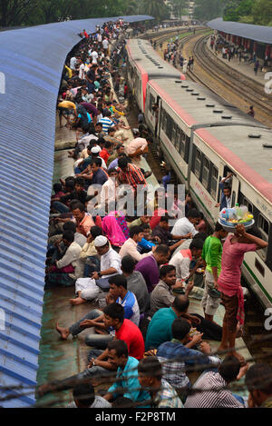 Dhaka, Bangladesh. 22nd September, 2015. Bangladeshi Muslims make space for themselves on the roof of an overcrowded train to head home ahead of Eid-Ul-Adha as others wait at a railway station in Dhaka. On September 22, 2015 Throngs of people making their way home to join families for the upcoming Eid-Ul-Adha festival began filling up Dhaka's trains. Millions of Bangladeshis are expected to travel home to celebrate the festival. Credit:  Mamunur Rashid/Alamy Live News Stock Photo