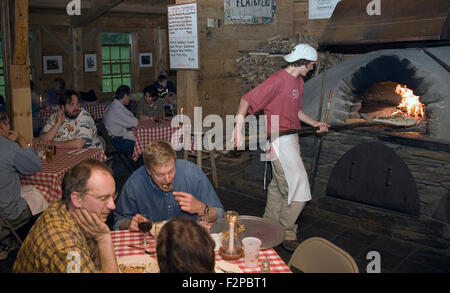 American Flatbread restaurant offers a popular new twist to pizza preparation in Waitsfield, Vermont, USA Stock Photo