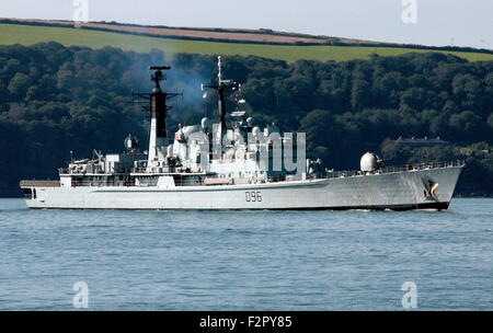 AJAX NEWS PHOTOS - 2005. PLYMOUTH, ENGLAND. - ROYAL NAVY DESTROYER HMS GLOUCESTER APPROACHES PLYMOUTH TO EMBARK FOST INSTRUCTORS. TYPE 42 BATCH 3 SHEFFIELD CLASS. PHOTO:JONATHAN EASTLAND/AJAX REF:50410 530 Stock Photo