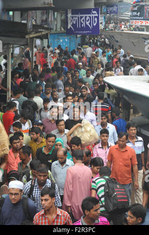 Dhaka, Bangladesh. 22nd Sep, 2015. Bangladeshi passengers wait to go home for the upcoming Eid al-Adha festival, also called the feast of sacrifice, at a bus terminal in Dhaka, capital of Bangladesh, on Sept. 22, 2015. Millions of Dhaka dwellers have left the city for hometown to celebrate Eid al-Adha festival. © Shariful Islam/Xinhua/Alamy Live News Stock Photo