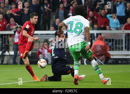 Munich, Germany. 22nd Sep, 2015. Bayern's Robert Lewandowski (L) shoots during the German Bundesliga soccer match between FC Bayern Munich and VfL Wolfsburg at the Allianz Arena stadium in Munich, Germany, Sept. 22, 2015. Lewandowski made Bundesliga history on Tuesday after scoring five goals in the space of nine minutes as Bayern Munich rout Wolfsburg 5-1. © Philippe Ruiz/Xinhua/Alamy Live News Stock Photo