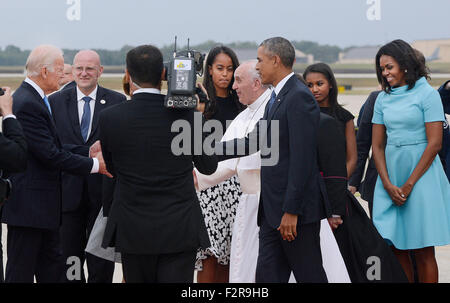 Joint Base Andrews, Maryland, USA. 22nd September, 2015. United States President Barack Obama, First Lady Michelle Obama, daughters Sasha and Malia and Vice President Joe Biden greet His Holiness Pope Francis on his arrival at Joint Base Andrews in Maryland on September 22, 2015. The Pope is making his first trip to the United States on a three-city, five-day tour that will include Washington, DC, New York City and Philadelphia. Credit: Olivier Douliery/Pool via CNP - NO WIRE SERVICE - Credit:  dpa picture alliance/Alamy Live News Stock Photo