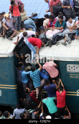 Dhaka, Bangladesh. 23rd Sep, 2015. Bangladeshi Muslims crowd onto a train to head home to their respective villages ahead of Eid-ul Azha September 23, 2015 in Dhaka, Bangladesh. Stock Photo