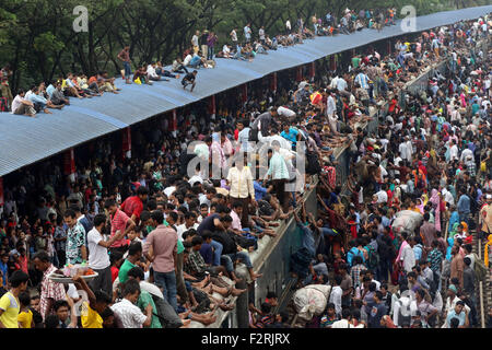 Dhaka, Bangladesh. 23rd Sep, 2015. Bangladeshi Muslims crowd onto a train to head home to their respective villages ahead of Eid-ul Azha September 23, 2015 in Dhaka, Bangladesh. Stock Photo