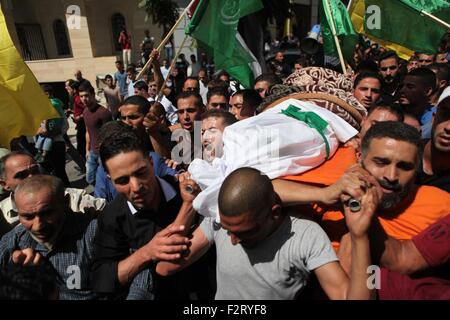 Hebron. 23rd Sep, 2015. Mourners carry the body of Palestinian Hadeel al-Hashlamoun during her funeral in the West Bank city of Hebron, Sept. 23, 2015. Hashlamoun was shot by Israeli forces after allegedly trying to stab a soldier. © Mamoun Wazwaz/Xinhua/Alamy Live News Stock Photo