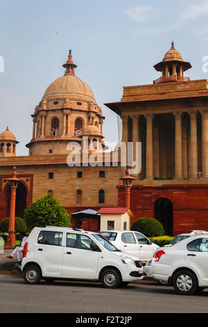 White cars in front of India's secretariat building on Raisina Hill in New Delhi, Delhi, India. Stock Photo