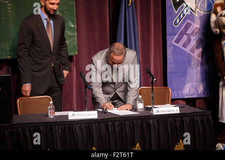 Reno, Nevada, USA. 23rd Sep, 2015. Reno Bighorn Managing Owner Herb Santos, Jr. signs the agreement extending the agreement between the Sacramento Kings and the Reno Bighorns, Reno, NV © Jeff Mulvihill Jr/ZUMA Wire/Alamy Live News Stock Photo