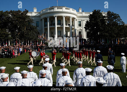 Washington, DC. 23rd Sep, 2015. Pope Francis and U.S. President Barack Obama review the U.S. Army's Old Guard Fife and Drum Corps during the arrival ceremony at the White House on September 23, 2015 in Washington, DC. The Pope begins his first trip to the United States at the White House followed by a visit to St. Matthew's Cathedral, and will then hold a Mass on the grounds of the Basilica of the National Shrine of the Immaculate Conception. Credit: Win McNamee/Pool via CNP - NO WIRE SERVICE - Credit:  dpa/Alamy Live News Stock Photo