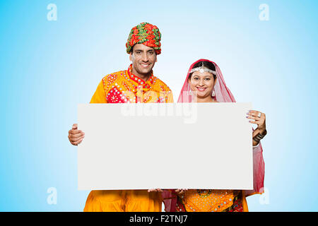 Indian rajasthani woman showing message hi-res stock photography and images  picture