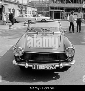 Das Vorgängermodell des legendären 124 Spider, ein Fiat 1600 Cabrio von Pininfarina auf dem Hof einer Werkstatt, Deutschland 1960er Jahre. Pre-type of the 124 Spider, an Italian Fiat 1600 convertible at a garage, Germany 1960s. Stock Photo